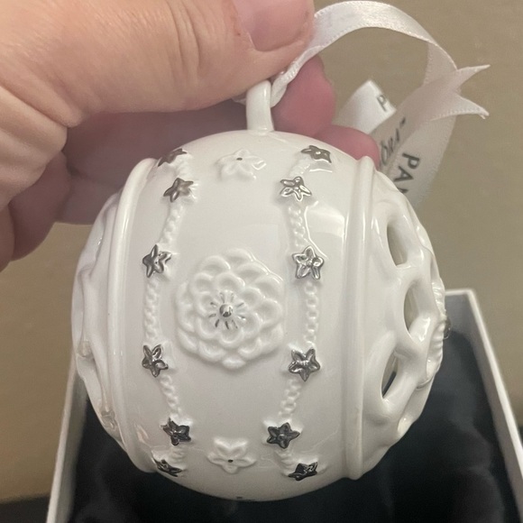 Pandora White & Silver Christmas Porcelain Ball Ornament 2011 Floral Stars - Picture 2 of 7